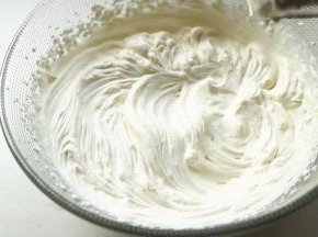 淡奶油150克加15克糖打发到硬性。放冰箱冷藏待用。