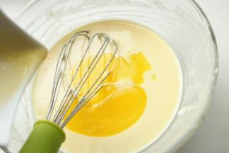 黄油微波炉加热30秒，晾凉后加入面糊内。