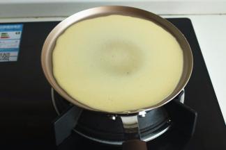 面糊会慢慢从中间开始凝固。