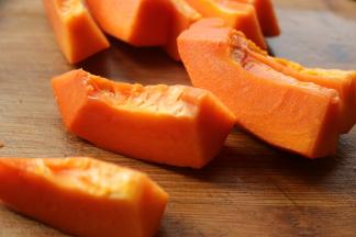 木瓜去皮去籽切成条待用。