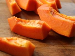 木瓜去皮去籽切成条待用。