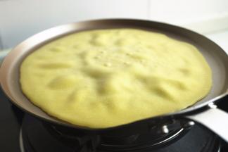 等到出现大泡，而且班戟皮会很容易和锅底分离，这时候就可以了。