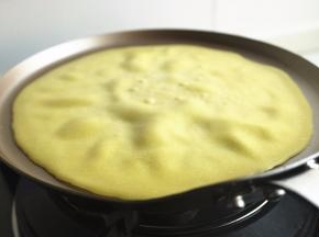 等到出现大泡，而且班戟皮会很容易和锅底分离，这时候就可以了。