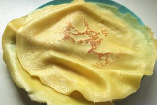 因为做班戟皮需要冷锅注入面糊，所以用两个锅轮流来全部做好班戟皮，贴着锅底的那一面会有微微的黄色，整体很软很劲道。做好的班戟皮全部晾凉。