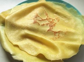 因为做班戟皮需要冷锅注入面糊，所以用两个锅轮流来全部做好班戟皮，贴着锅底的那一面会有微微的黄色，整体很软很劲道。做好的班戟皮全部晾凉。