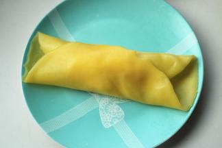 两边折上去，把木瓜和奶油裹在里面。