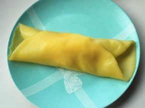 两边折上去，把木瓜和奶油裹在里面。