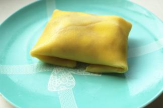 两头也折上去，压在下面，木瓜班戟就做好了。