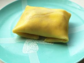 两头也折上去，压在下面，木瓜班戟就做好了。