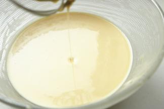 继续搅拌均匀，面糊非常细腻，很够容易流动的状态，盖保鲜膜放冰箱冷藏室冷藏20分钟。