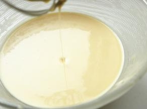 继续搅拌均匀，面糊非常细腻，很够容易流动的状态，盖保鲜膜放冰箱冷藏室冷藏20分钟。