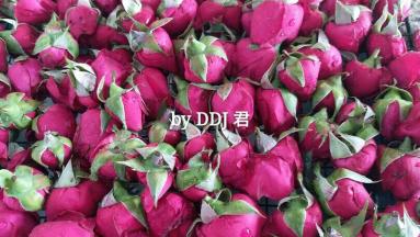 玫瑰花先用水冲洗，我放在冷却架上沥水