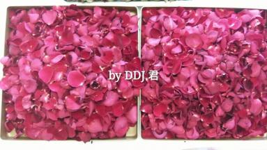 一片一片的把花瓣撕下来，这步很虐心。。。我图片上是两斤花的花瓣。这个方子是一斤花的花瓣，也就是用了一盘花瓣