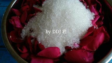 把花瓣放入干净无油的不锈钢盆内，放入白砂糖