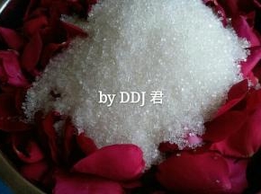 把花瓣放入干净无油的不锈钢盆内，放入白砂糖