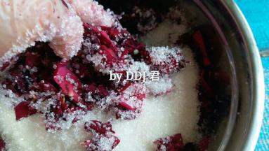 戴上手套使劲揉搓，直到看不到新鲜花瓣