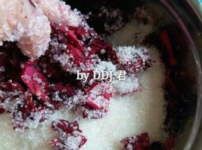 戴上手套使劲揉搓，直到看不到新鲜花瓣