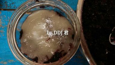 装入提前消毒好的玻璃瓶内，表面放上适量蜂蜜