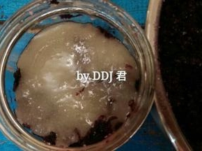 装入提前消毒好的玻璃瓶内，表面放上适量蜂蜜