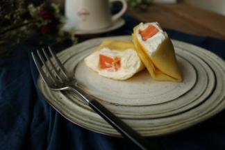 从中间切开，很漂亮的木瓜班戟，开始下午茶咯。