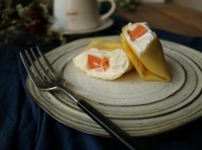 从中间切开，很漂亮的木瓜班戟，开始下午茶咯。