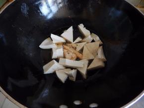 豆腐放锅里煎