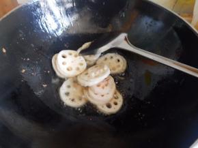 藕放锅里炸