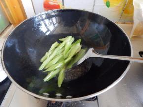 锅里加入油加入芹菜