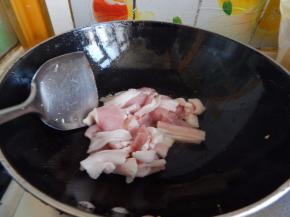 炒用加入猪肉炒匀