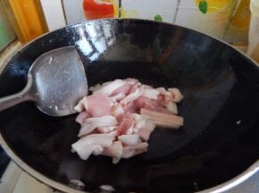 炒用加入猪肉炒匀