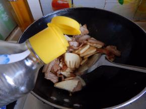 炒匀后加入生抽