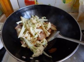 在加入花菜不停的翻炒