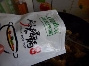 炒匀后加入麻辣香锅料