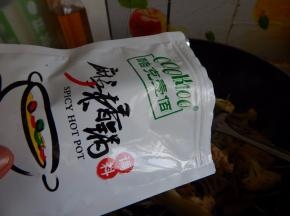 炒匀后加入麻辣香锅料