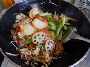 炒匀后加入炸过的菜