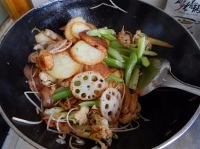 炒匀后加入炸过的菜