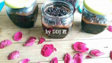 另一半的花瓣用红糖做了花酱，糖的量和白糖一样。淋上蜂蜜后密封冷藏保存，至少一周后食用！