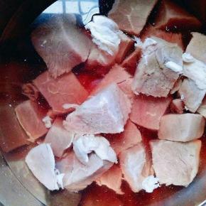 牛肉冷水泡清血水。多次换水，直到水不浑浊为止。大概换了5-6次的水。