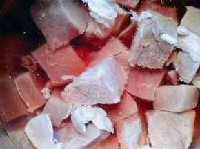 牛肉冷水泡清血水。多次换水，直到水不浑浊为止。大概换了5-6次的水。