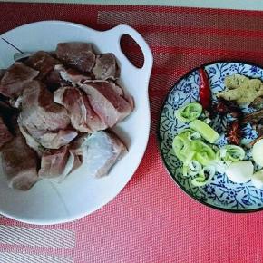 泡好的牛肉挤干水份，调味料准备好。
