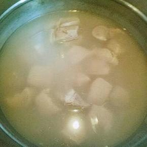牛肉焯水，水烧开后倒入牛肉，大火煮开捞出，用冷水反复冲洗，淋干水份。