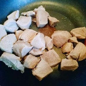 平底锅中，加入少量油，中火煸炒牛肉，炒至水份干。盛出备用。