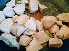 平底锅中，加入少量油，中火煸炒牛肉，炒至水份干。盛出备用。