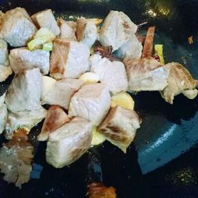 再加入牛肉，加入生抽，红烧汁煸炒。