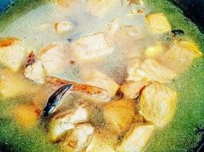 加入适量冷水，没过牛肉即可，大火烧开，转小火慢炖48分钟(用高压锅也可以)