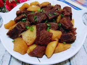 装盘撒上葱花，牛肉很酥软，好吃。