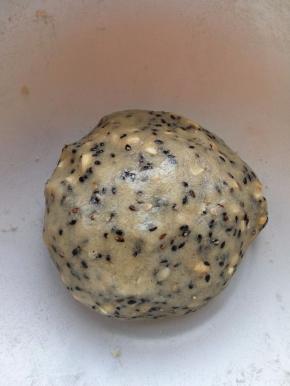 加入炒好的面粉，拌匀成团，分成若干等重的小球，备用