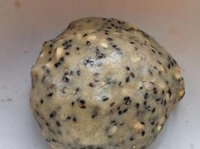 加入炒好的面粉，拌匀成团，分成若干等重的小球，备用