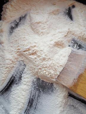 小火把干面粉炒至颜色微黄，有香味时盛出