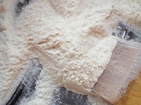 小火把干面粉炒至颜色微黄，有香味时盛出